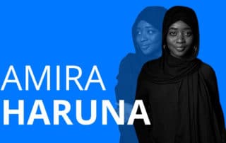 Das Bild zeigt die Frau Amira Haruna, die in einem Videointerview über ihren Berufsweg erzählt und wie sie mit ihrer Ausbildung zur Soziologin auch in die Modebranche fand und warum Ausbildung ein so wichtiges Fundament für die Zukunft ist,.